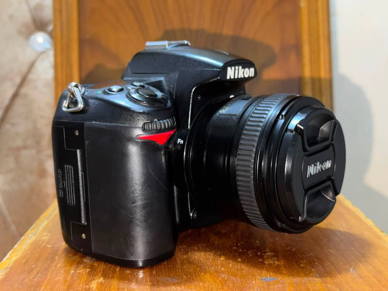 كامره نيكون d7000
النضافه 90/100
فقط قبل البطاريا واكع 
فلاش لمضات صور شركه كودكس
تريكر شركه كودكس 
رام شاحنه بطاريا جنطه
***********
السعر مناسب
