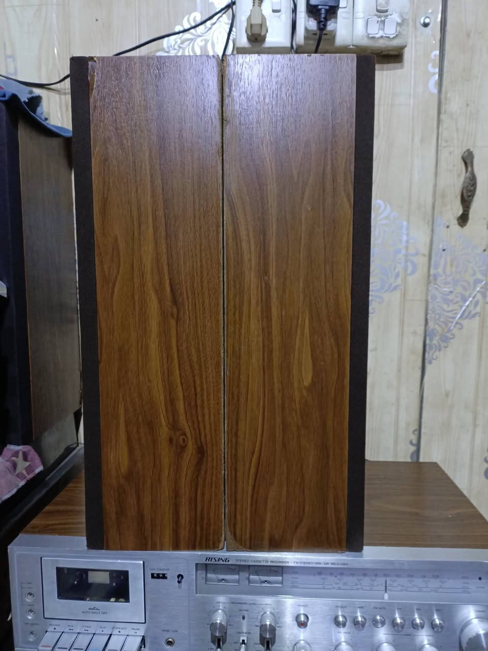 للبيع 
مسجل راديو ( رايزنك.RIZING) 
إستيراد مؤسسه بدايه الثمانينات راديو 4 موجات مع ال fm ..جداً نظيف شغال وبحاله ممتازه جدا خالي من التصليح والعيوب نهائيا بلاد وضع شركه 
للاستفسار (***********) متواجد واتساب ماسنجر.. يوجد توصيل 
 ((السعر مراسله الصفحه))
