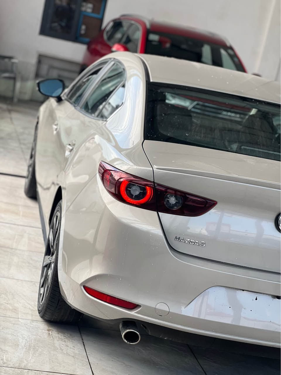 Mazda3 
مۆدیل/٢٠٢٥ 
دووپارجەی بۆیاخە جاملخ دەرگای سایەق 
بێ داخلیە 
بەسمەیە 
سپۆرتە
یکۆیە
ماوسە
خەتی جادەیە 
سەیارەکە زۆر جوانو بێ کێشەیە
سحری/١٤٩  مەجالێکی کەم 
رەقەم تەلەفۆن  واتسئەپ 
*********** أربيل, العراق
