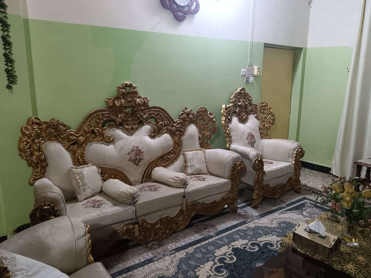 للبيع تخم ملكي ضخم نظيف ١٠ مقاعد تكمه مع طبلات عدد ٣ وحدة منهن بيه كسر بالجامة وموضحه بالصور التخم مستعمل نظيف السعر ٨٠٠  وبي مجال للاستفسار الاتصال على الرقم *********** مكاني حله حي الحسين
