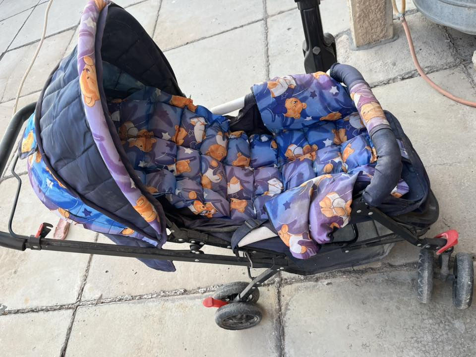 مكنسه كهربائيه ع الشحن  شغاله فول سعرها ١٠
عربانه أطفال سعرها ١٠
جربايه أطفال وياهة الخشبه مالتهة مثل ماموضح كدامكم ٢٠
سقوف ثانويه قياس ٤x٥ مع السكك سعر ٧٥ 
***********
