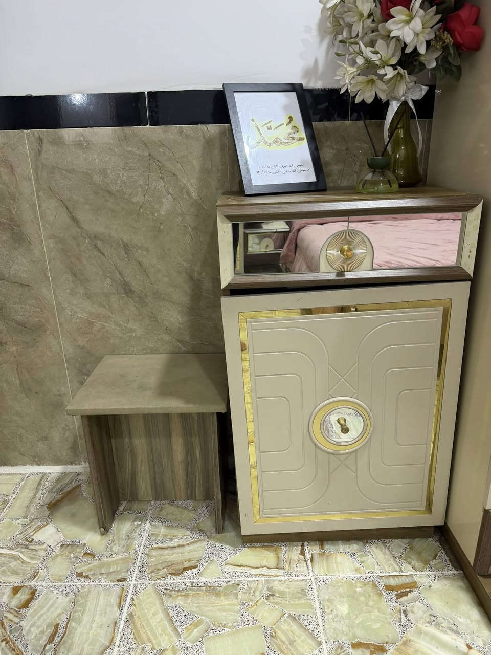 سلام عليكم 
غرفه نوم مستعمله شي قليل 
سبب البيع غرفه ما تكفيني اريد اكبر 
هاي صور كدامك 
مكاني حله دبله البراهميه 
سعره 1800 وبيه مجال شي قليل 
التواصل ***********
