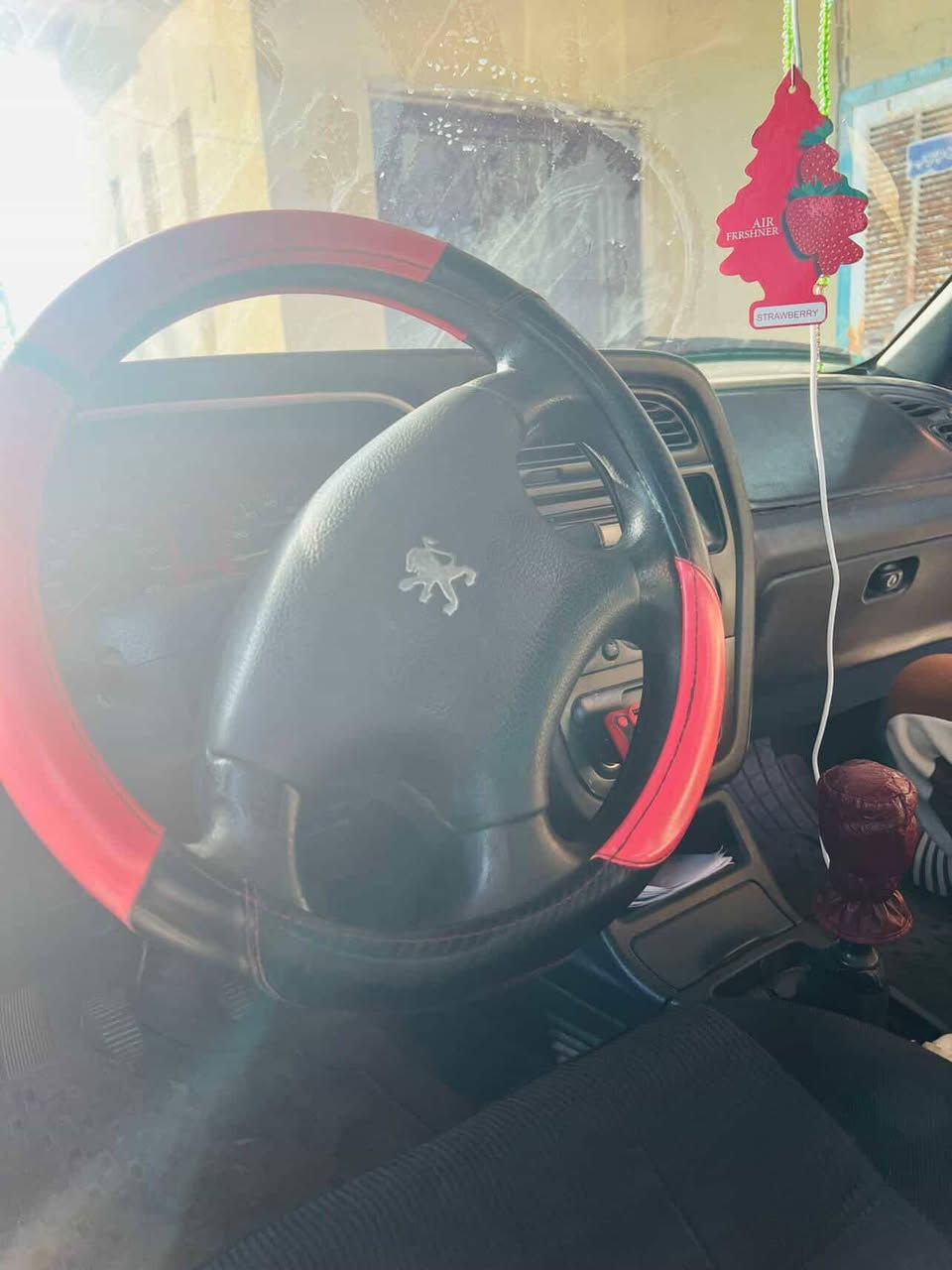 سلام عليكم بيجو فرنسي 
السياره بيهه ضربه بل جاملغ الخلفي ومبصبوغه عام جماليه 2001 نضيفه سنويه وهزه جديده 2031 جديده السياره ادامه جديده تخم تاير جديد منضومه زنون تحويل موجود جديده السياره مابيهه اي نقص مال جناي السعر 41 وبيهه مجال رقم 
***********
