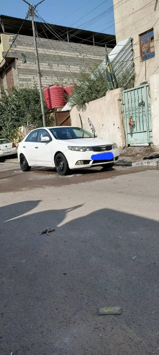 السلام وعليكم سيراتو مديل ٢٠١٢ رقم بصرة سنويه ل ٣٠ مكينه ١٦٠٠ وكير مكفولات حداديه تخم تاير بيه طخه بل مدكر الخلفي وبيه رشات صبغ السعر ٨٥ مكان سيارة بصرة الاستفسار عل رقم ***********
