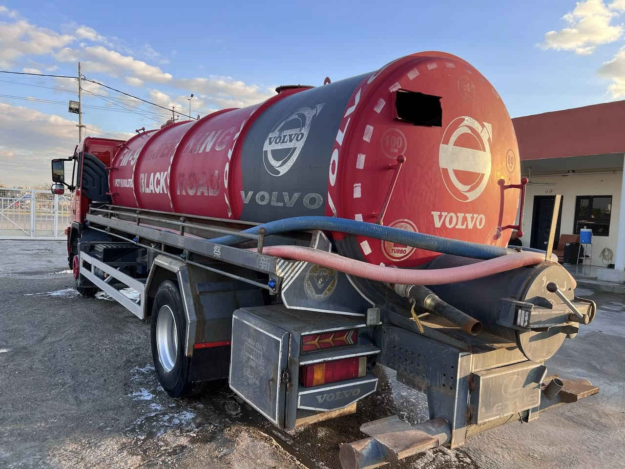 فالفو FM9 تك قمارة تك اكسل 
موديل 2004 
رقم بغداد مشروع وطني سنوية لغاية 2028 شرط تحويل 
شاصي بلادي طويل 
خلف جوبلس 
كير 4* 4 
قمارة بدون صبغ 
تدفئة وتبريد 
تخم تاير جديد 
باتريات جديد 
حمولة 16 الف 

سعر 265 ورقة 
للاستفسار الاتصال على 

***********
***********
***********
