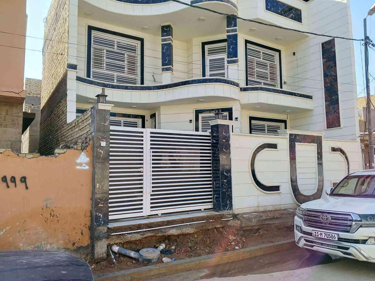 دار سكن للبيع طابوو صرف 

حي الجامعه قرب مدرسة السجئ

مساحته 200متر طابقين بناء حديث 

غرف نوم 4 صالتين استقبال مطبخ صحيات

للاستفسار الاتصال على الارقام 

***********

***********

مراجعة مكتب الساقي للعقار حي الجامعه 

مقابل عامود 588 مباشر على الشارع العام
