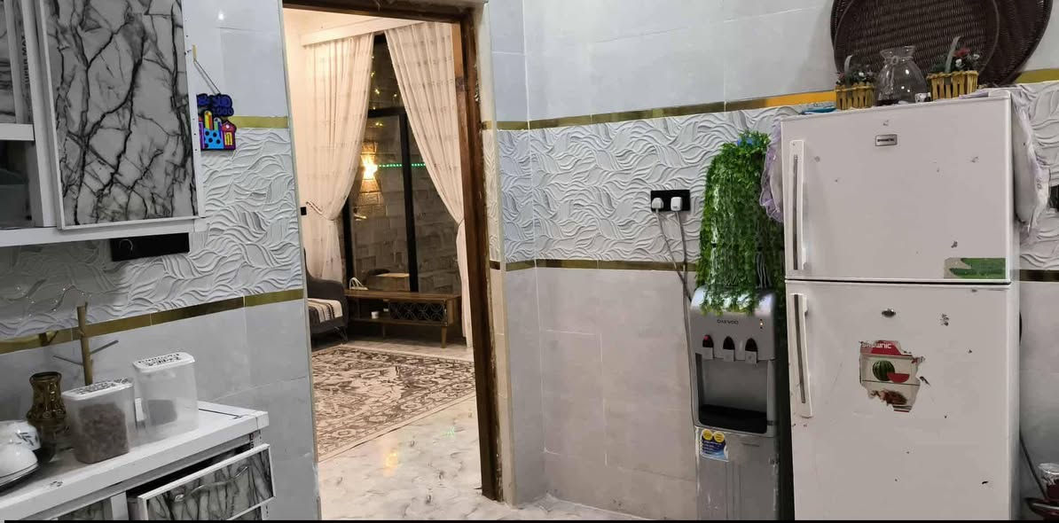 بيت بناءجديد 2025
‏مساحه 200يتكون من 
‏غرفتين وصاله ومجموعه صحيحه 
‏وحديقه داخليه وشلال 
‏مطبخ حار وبارد 
‏واستقبال ومدخل
‏وحمام خارجي 
‏بناء طابوك كونكريت مسلح
‏يبعد عن الحولي 60متر
بيت مرتب وجاهز وكامل على الاخير بالعافيه عالياخذه
للاستفسار اتصل او راسلنا
***********

‏
