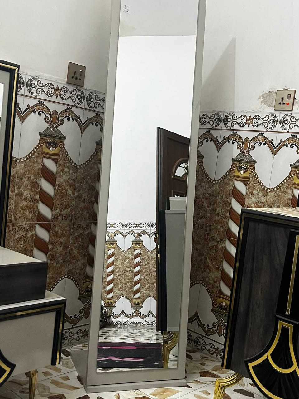 سلام عليكم متوفر غرفه تركيه نضيفه حيل مستعمله قليل بعدها جديده تكون من 6قطع
السعر/600الف وبيها مجال 
الاستفسار واتساب /***********
