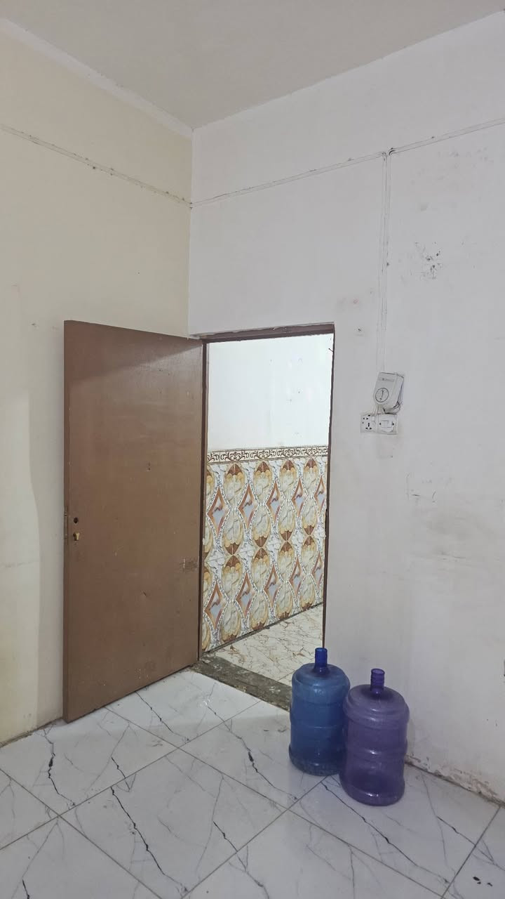 السلام عليكم 
دار للبيع مساحه ٥٠ متر حي ميسان نهاية الكيات قريب عالشارع العام طابقين الاول صب يحتوي على غرفة ومطبخ كبير وصحيات والثاني شيلمان يحتوي على غرفتين وصالة صغيرة وصحيات البيت نظيف كان مؤجر وهسة فارغ 
السعر ٦٦وبيه مجال  ***********
