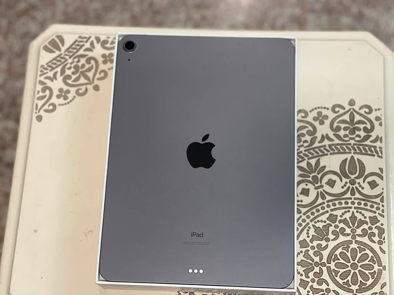 السلام عليكم 
Ipad air 4 
الشاشة :
* الحجم: 10.9 إنش
* النوع: Liquid Retina IPS LCD
* الدقة: 2360 × 1640 بكسل (264 ppi)
* السطوع: 500 شمعة (nits)
* تدعم:
    * True Tone
    * Wide Color (P3)
    * Fully Laminated Display
    * Anti-Reflective Coating

المعالج :

* Apple A14 Bionic (بدقة تصنيع 5 نانومتر)
* معالج سداسي النواة (CPU)
* معالج رسومي Apple GPU رباعي الأنوية
* Neural Engine بـ 16 نواة
النظام :
IPadOS 26.5
الذاكرة :

* RAM: 4 جيجابايت
* التخزين الداخلي: 64 جيجابايت .
مكاني كربلاء و السعر على الخاص او الواتس : *********** .
