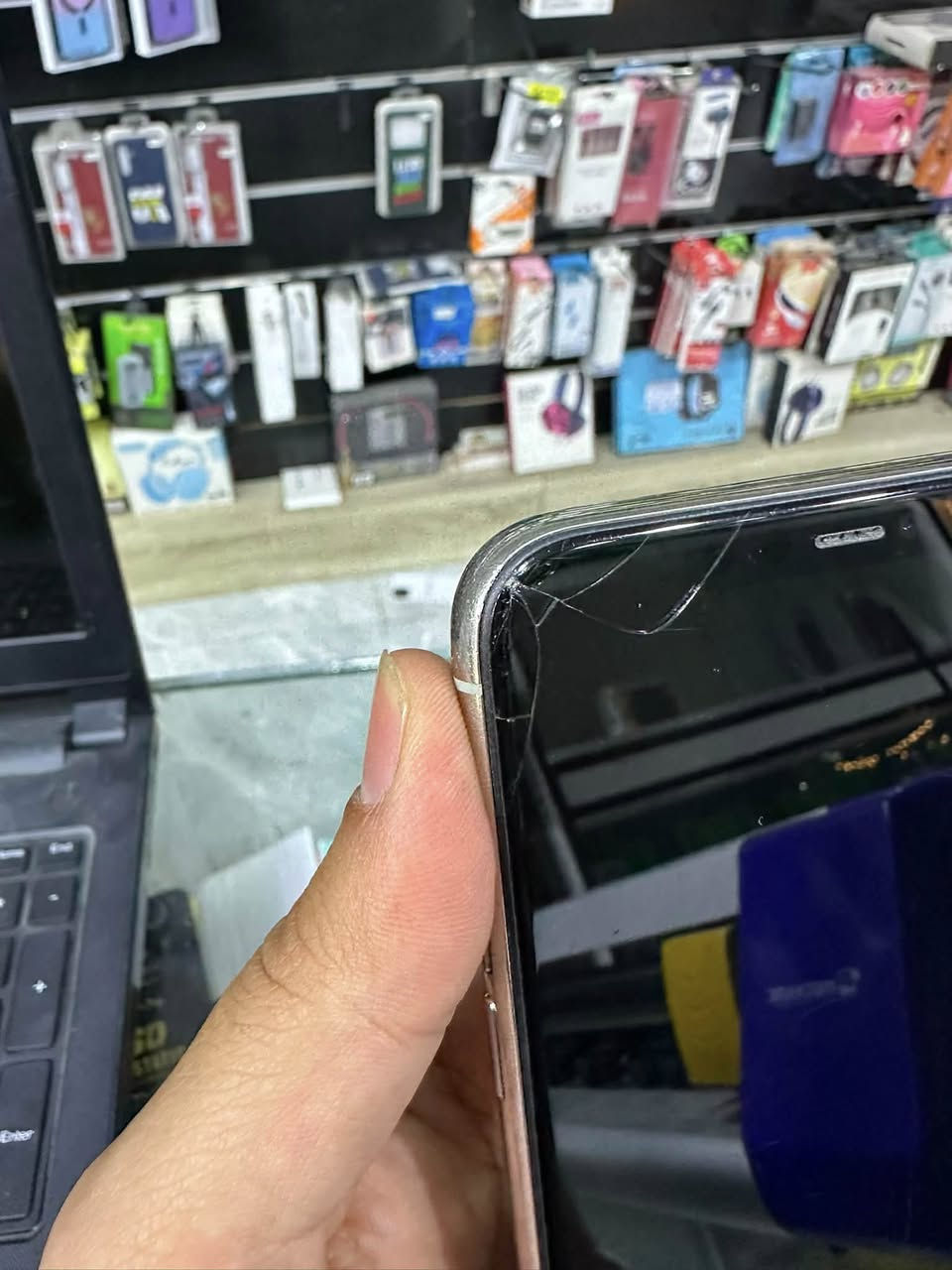 سلام عليكم❤️
📱 للبيع iPhone 11 Pro Max

* الذاكرة: 256GB
* البطارية: 73% 🔋
* الجهاز: كله شغال 100% (نت – صوت – اتصال)
* الحالة: نظيف جدًا ✨
* ملاحظة: الشاشة بيها فطور بسيطة جدًا وما تأثر على الاستخدام
* الجهاز بلادي (ما مبدل أي قطعة)

📍 الموقع: بغداد – مدينة الصدر
💰 السعر: 250 قفل

📞 للجادين فقط: ***********
