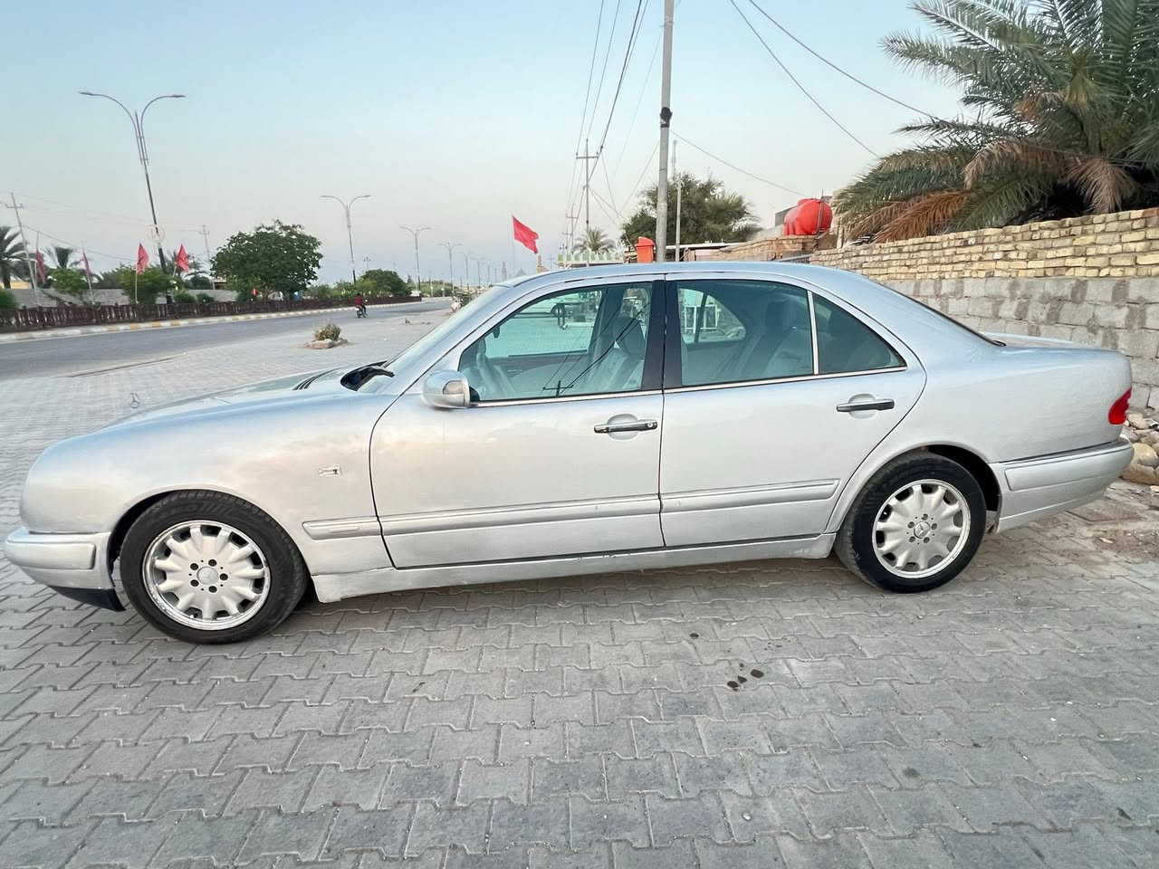 السلام عليكم 
مارسدس أم عيون E320 
بيها محرك  VVT 3000 
موديل 1998 
رقم انكليزي سنويه ل29 بأسمي تحويل ثاني يوم 
مكينه وكير كفالة 
صدر أمامي خلفي جديد 
تبريد ثلج منضومه جديدة بالباكيت قطعتين+ثلاجه 
تخم تاير جديد 
باتري جديد 
السعر 68
رقمي 
***********
