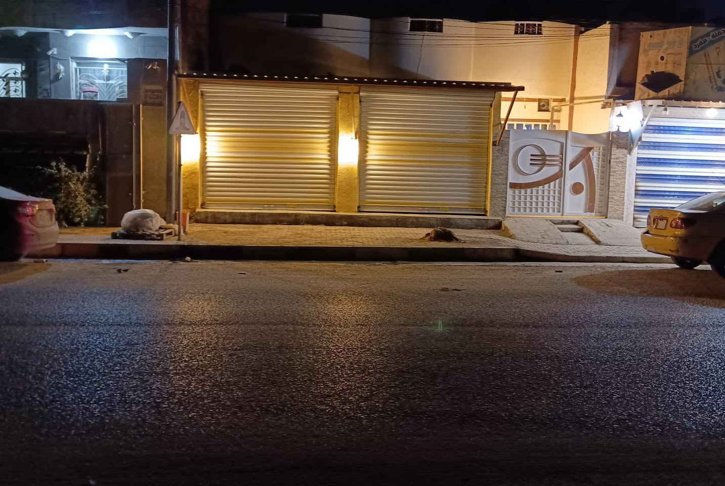 عقار تجاري طابو صرف للبيع
حي ألوفاء على الشارع الرئيسي مقابيل شريط البلدية 
واجهه 10م نزال 16.5
  المساحة الكلية ١٦٥م 
 ابعاد المنزل( ١٦.٥×١٠)
طابق واحد 
يحتوي على طارمة محلات مؤجرات 2 
غرفه صالة استقبال مناور صحيات  مطبخ
للاستفسار
***********
