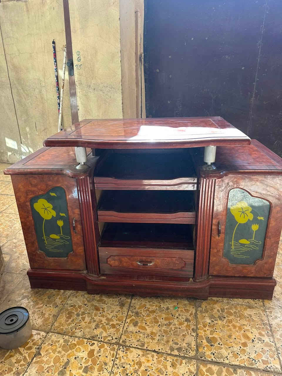 بوفيا وميز للبيع
مكاني بغداد البياع شارع الضغط 
قيم واخذ 
***********
