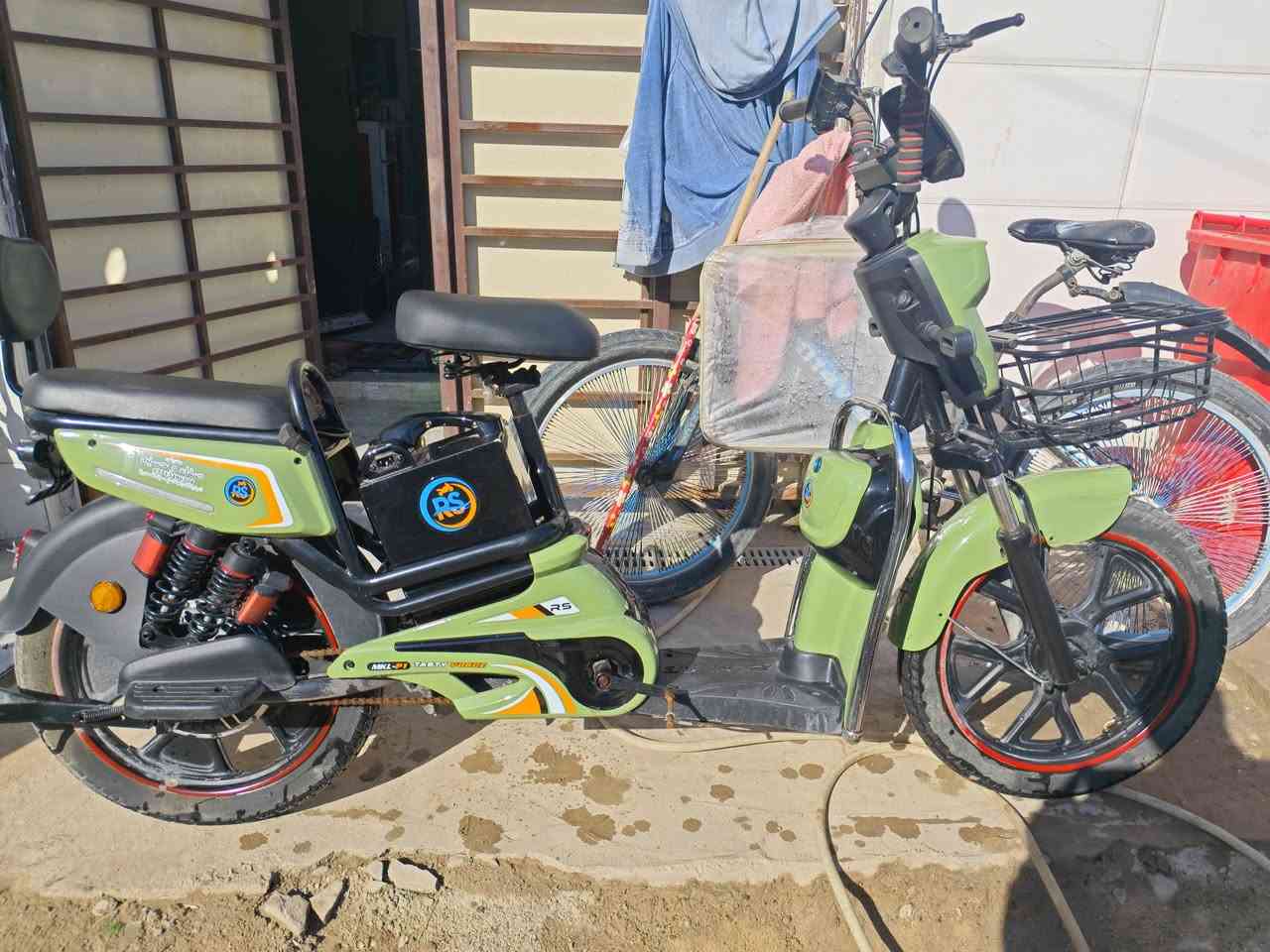 دراجه شحن Rsلبيع اشتريتها قبل 3 أشهر 650 ويمكن 5 مرات مشغلهة لبيع 400 مكاني بغداد الزعفرانيه


**إذا كنت صاحب هذا الإعلان وتريد حذفه لأي سبب، رجاءا أرسل رسالة إلى الدعم الفني**