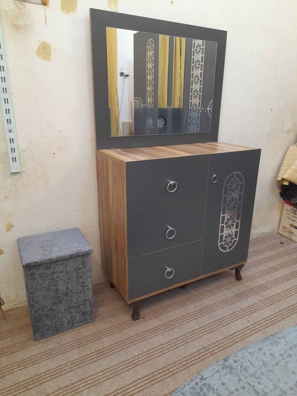 غرفة نوم تركي مستعمل قليل ٧ قطع
السعر ٥٠٠ الف نهايتها 
للستفسار ***********
عنوان الزبير
