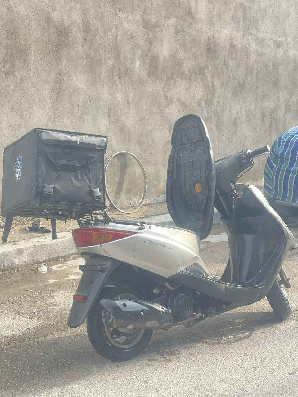 السلام عليكم بريز كامله على آخر حبايه بس ستاند تعليك نقصهه  سعرهه٥٥٠ او بيهه مجال كفرات كلهه مختمه او جاهزه نكره سلف هندر كلشي شغال مراياتهه وياهه موجوده بل جنطه قفل جنطه او ستيرن هم بيهه حلوه او مموكفتنه ابد رقمي ***********
