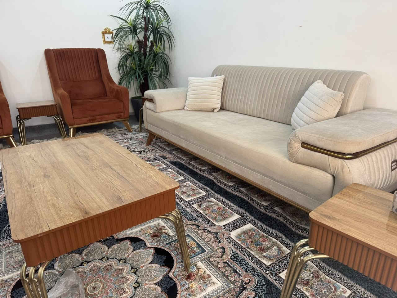 قه نه فه ي توركي (10) نه فري ده بيت به سيسته م
شتيكي راقي شتيكي زور پاك جوان بي عيب شتيكي
تايبت نأو نيشان كه لآر نأو مزاد خانه كونه كه پشت 
مكتب ليلا قاسم (پيشانكاي هاوكار زه نكنه) هه ر به ريزك
ويستي تليفون به كات به م ژماريه (***********)
