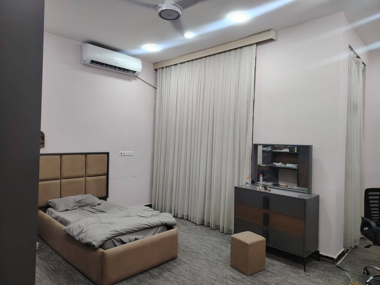 🏡 بيت للبيع - بناء حديث (درجة أولى) 🏡
​📍 الموقع:
​يقع البيت في موقع مميز جداً قرب دائرة البطاقة الوطنية الجديدة، بصف الركن مباشرة على الشارع العام.
​🏗️ المواصفات العامة:
​نوع البناء: بناء حديث، كونكريت مسلح، الشغل والتنفيذ درجة أولى (سيراميك مميز، وتأسيسات كهربائية بأعلى المواصفات).
​📌 تفاصيل وتقسيم البيت:
​الطابق الأرضي (الأسفل):
​🛏️ غرفتين نوم.
​🍳 مطبخين (نظام حار + بارد) مجهزين بالكامل.
​🚿 مجموعات صحية وخدمات متكاملة.
​الطابق العلوي:
​🛏️ غرفتين نوم.
​🛋️ صالة.
​🚽 صحيات.
​💰 تفاصيل السعر والآلية المالية (مطلوب إسكان):
​السعر الكلي: 290 مليون دينار عراقي (مع مجال قليل جداً للشاري الجاد).
​ملاحظة بخصوص قرض الإسكان (مطلوب 62 مليون):
​الخيار الأول: نقوم نحن بدفع كامل مبلغ الإسكان وتصفية السند وتستلم البيت صافي (ضمن سعر الـ 290 مليون).
​الخيار الثاني: نقوم باستقطاع مبلغ الإسكان (62 مليون) من السعر الكلي، وتتحمل أنت دفع الأقساط المتبقية للبنك.
​📱 *********** عمارة, ميسان
