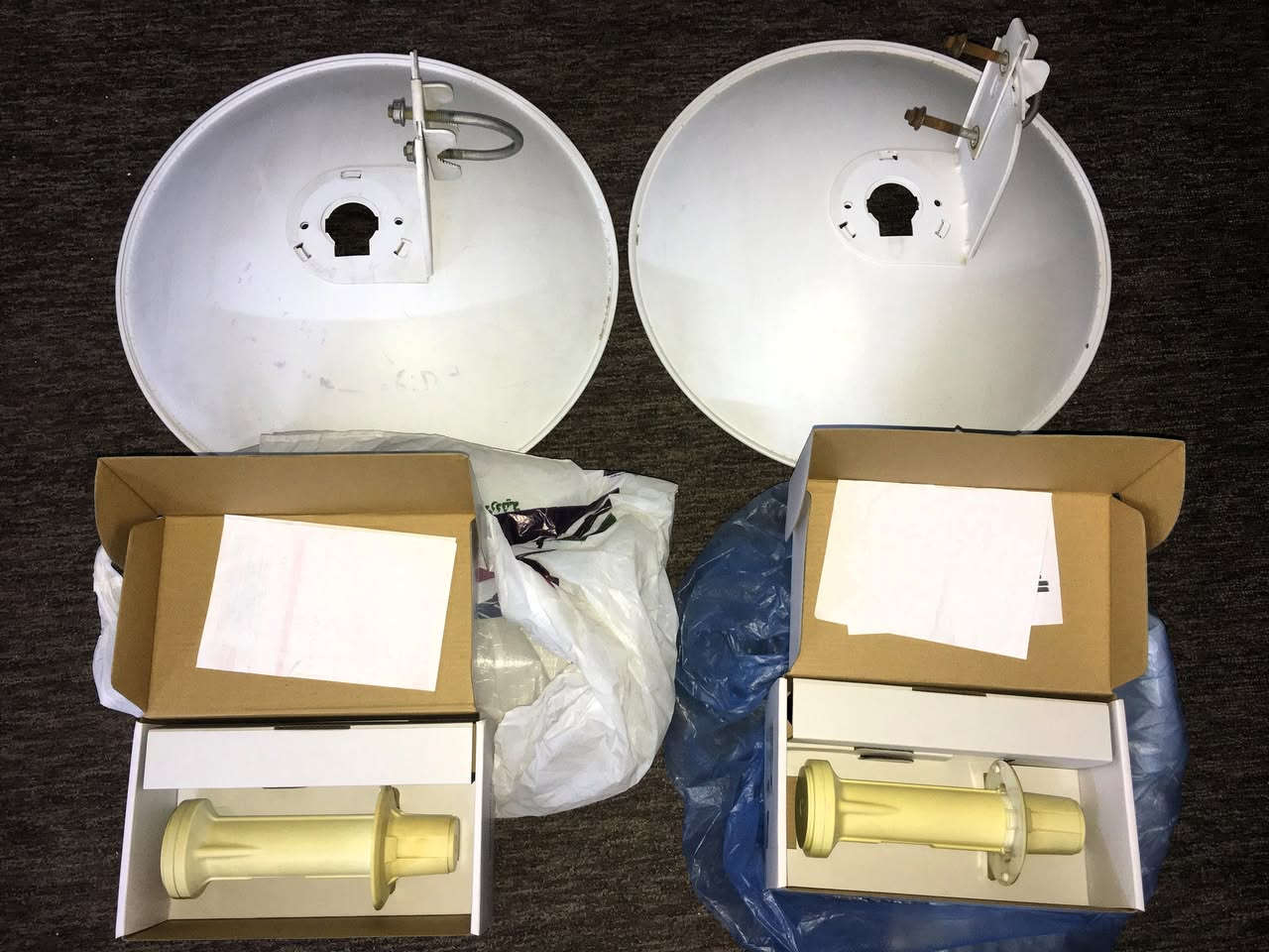 📢 إعلان بيع: منظومة نقل إنترنت 400-PowerBeam M5 (قطعتين)
للبيع زوج أجهزة Ubiquiti PowerBeam M5-400 بحالة ممتازة جداً (نظيفة جداً وشبه جديدة). المنظومة غنية عن التعريف في استقرار نقل الإنترنت وقوة الإشارة لمسافات بعيدة.
المواصفات والملحقات:
النظافة: الجهاز نظيف جداً وعملة مستقر 100%.
الملحقات: الكارتين (الباكيتات) الأصلية موجودة، مع كافة الملحقات.
الضمان: وصل الشراء الأصلي موجود لضمان المصدر والحالة.
الاستخدام: مثالية جداً لربط "بيت ببيت" أو سحب إنترنت لمسافات طويلة (P2P).
💰 السعر للقطعتين معاً: 155,000 دينار عراقي 
📍 المكان: (الكرادة). 📞 للتواصل: ( ادخل خاص ).


**إذا كنت صاحب هذا الإعلان وتريد حذفه لأي سبب، رجاءا أرسل رسالة إلى الدعم الفني**