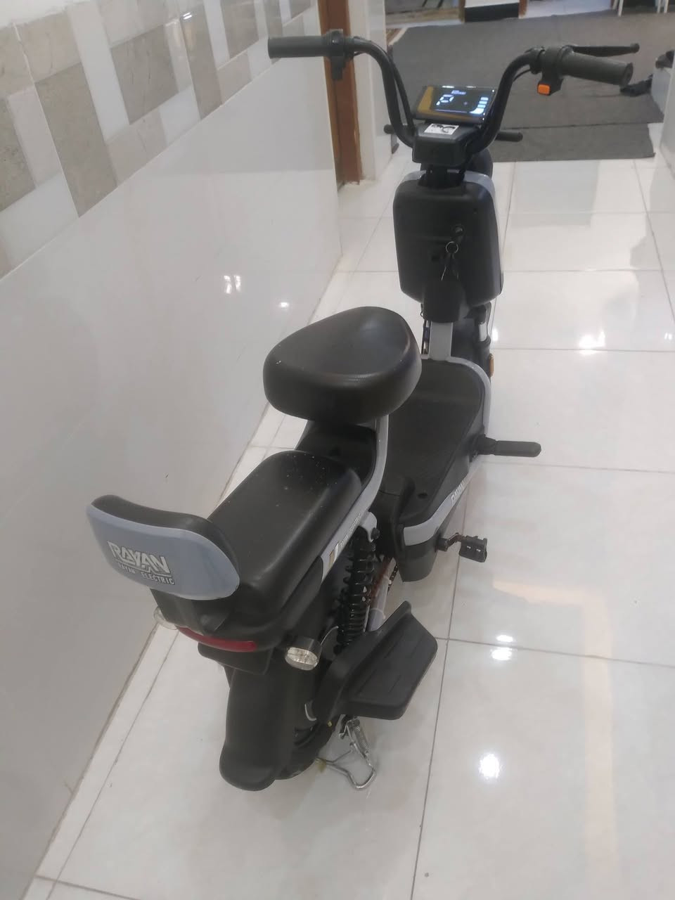1 دراجه نضيفه وشوف بعينك بلصور

2 دراجه سرعتها 45 حقيقي

3 تحمل 120 گيلو

4 استاند جانبي وخلفي

5 لايت عالي وناصي

6 بطاريات بلاديه مامتعوبه

7 تجيك وياه شاحنتها اصليه 

8 سويج نسختين وبصمه قفل وتشغيل عن بعد 

9 بيها اشاره يمين ويسار ولايت وبك لايت

10 بيها 3 نمر وسرعات مختلفه

11 بيها بايدرات اثنين 

السعر : 220 
تريد تستفسر أكثر راسلني خاص أو اتصل على هذه الرقم ***********
