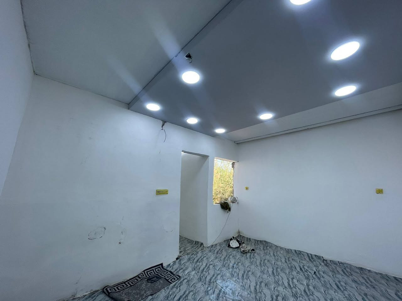 السلام عليكم بيت تجاوز مساحه ٣٠٠ متر بي غرفه واستقبال وحمام ومطبخ وكراج جبير البيت بعده مامسكون جديد الدوره مقابل قاعه بور هاوس مكان حلو السعر ٢٠ وبي مجال
***********
***********
