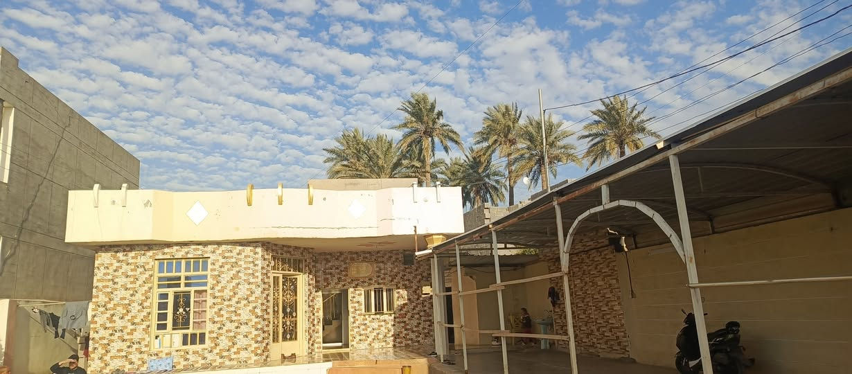 السلام عليكم ورحمه الله وبركاته اخواني الاعزاء يوجد بيت للبيع في منطقه البومحل  مساحة الكليه 500 متر طابو باسم زوجه  صاحب البيت حالياً  صالح للتحويل 
يتكون من غرفتين الاولى 6 طول 4 عرض 
والثانيه 5طول4 عرض  مع الاستقبال طول 7 متر مع العرض 5 متر  مع حمام داخلي وخارجي  مع صاله مع الكراج مع مطبخ خارجي صغير مع مطبخ داخلي    . والحديقه 275 متر   السعر (120مليون) وبي مجال 
يتوفر خط ماء وكهرباء  للاستفسار اكثر الاتصال على الرقم صاحب البيت  مكلف  بلنشر 

(‏‪***********‬‏)
