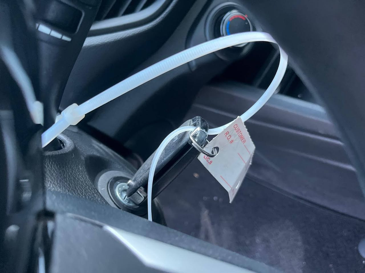 سلام عليكم فورتي مديل 23 امريكي حادث بارد جاملغ خلفي بدون صبغ بل عراق بارد باب سايق سيارة جديدة جاهزة مال كلشي مدوشمة سيارة بدون صبغ بدون ايرباك مكاني غزالية ***********
