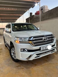 لاندكروز 2017 sas السياره ٦ سلندر 4000 cc  ماشية ٨٧ الف كم بيها الباب ...