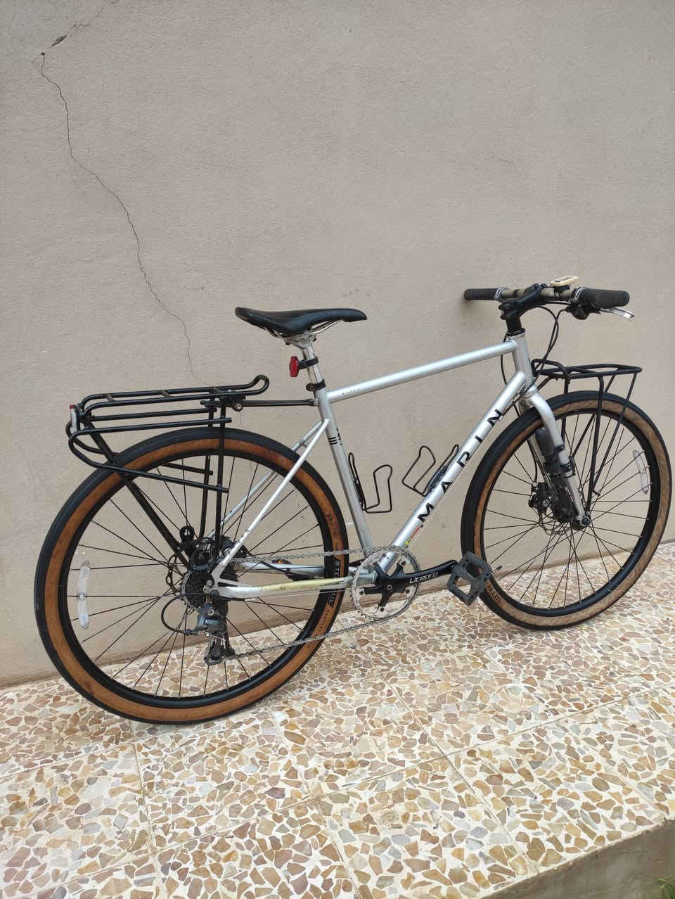 السلام عليكم 

لعشاق الترحال والمسافات الطويلة والرحلات الخارجية 

دراجه #ترحال ماركة #MARIN مارين العالميه ماركه غنيه عن 

التعريف صنع ياباني اصلي اورجنال Made in JAPAN🇯🇵

حجم 27.5 قياس لارج ارتفاع الفريم 54 لشة عالية وضخمه

لون سلڤر لامع ميتاليك مميز ...مع وشومات الشركة لون اسود

سستم شيمانو كامل سيت كلاريس #SHIMANO_CLARIS

بدالات السرعه 8X1 سحب دفع #شاشه حديث سلس جدا 

بريكات سستم #تيكترو دسكات ميكانيك ماركة #TEKTRO

وياله زوم طبقتين مخصصه لتحمل الاوزان الثقيله والطسات 

تايرات كتان اصلية نقشة ناعمة ضد الثقوب مخصصة للترحال

سيبايات #MAXترحال اصلية امامي وخلفي تحمل اوزان الثقيلة 

كمبليونات وياله سلايت ...ستيرن رياضي ...سرج طبي اصلي 

مع گيج (عداد سرعة) بلوتوث اصلي ...پم (منفاخ ترحال) اصلي 

🔴الدراجه قطعه مال حاويه غير مستخدم داخل العراق 
     الدراجه على وضع الشركه بلاد ما بيها برغي مبدل
     كامله وجاهزه ما بيها اي نقص 

المكان الموصل الجانب الايسر...السعر 4 ورقات (400$ دولار) 

يوجد توصيل بغداد 

*********** رقمي للتواصل
