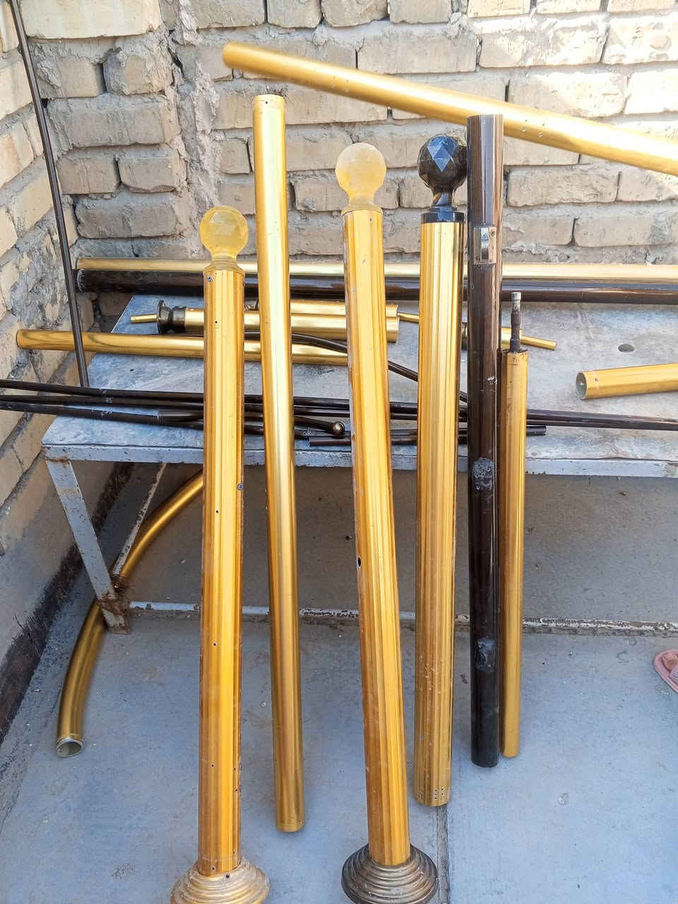 غراض مال امحجر الالمنيوم الدنك عدد 3 وبواري عدد 2 طولهن 2500 متر والباقي متر ونص متر مكاني بل الحبيبيه رقم الموبايل *********** سعرهن 50
