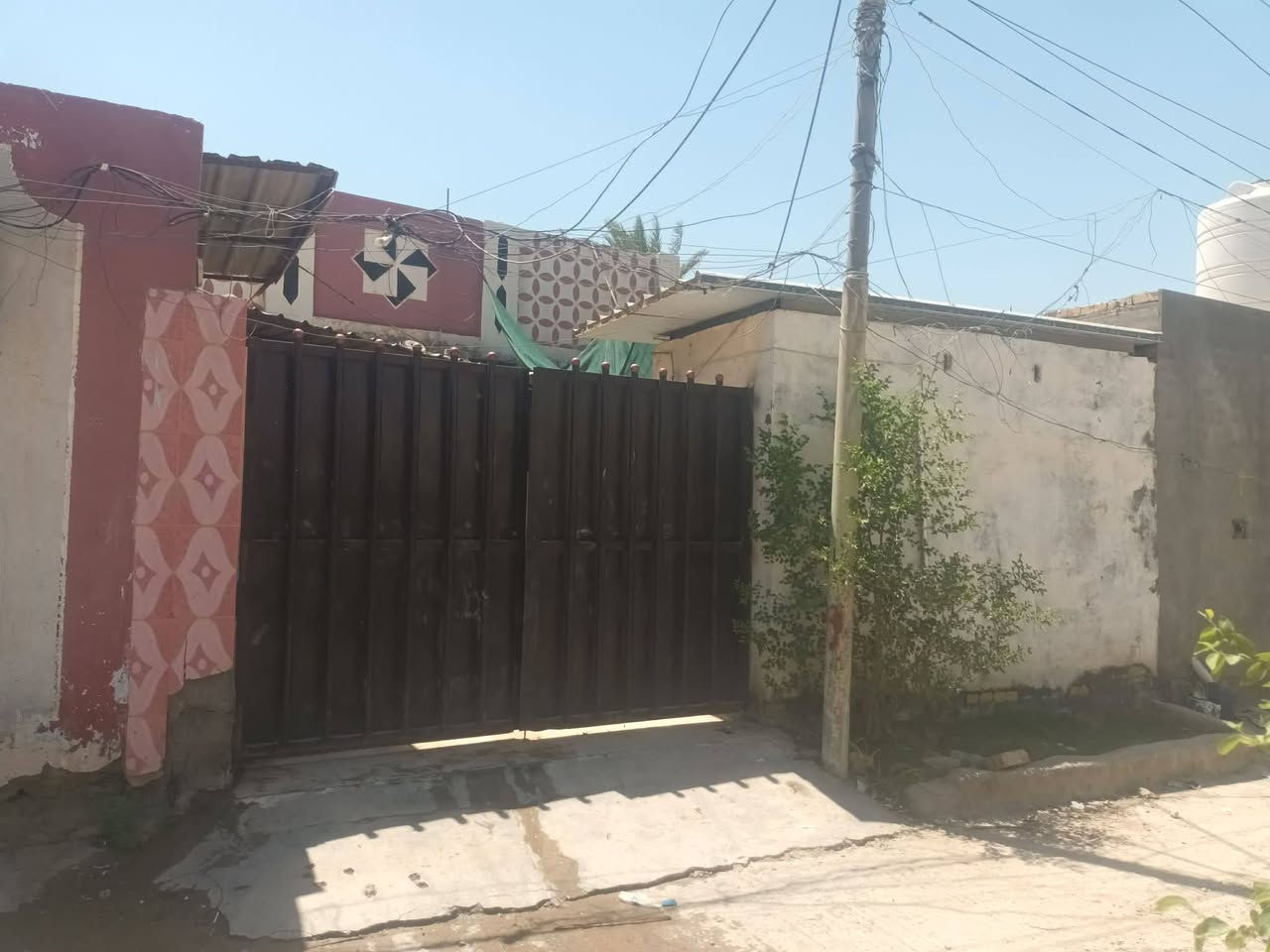 سلام عليكم دارين للبيع طابو صرف الموقع شارع السفينه خلف (ام كشه)
مساحت الدار الاول 240 
بناء قديم 

مساحت الدار الثاني 240 
استقبال 9×4
صاله 4×5
مطبخ بارد 8×4 
مطبخ حار 4×3
غرف نوم 4×5
ثانيه 4×5
غرفه خارجيه 4×4
طارمه تسع سيارتين

سعر الدارين 180 مليون قابل للتفاوض 

الاستفسار  ***********
