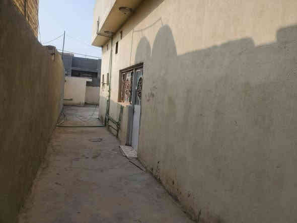 � للبيع بيت زراعي سند 25 مداور – مباشر بإسم المشتري
📍 الموقع: السنية / عمود 705 مقابل الشيخ حسين السلامي

✨ تفاصيل العقار:

 • المساحة الكلية 500م
 • مساحة البناء 300م
 • بناء طابوگ ونص بلوك بحالة نظيفة جداً
 • الأسس صب كونكريت والسقف صب كونكريت
 • يتكون من: 3 غرف نوم + صالة + مطبخ + برّاني + صحيات
 • خدمات كاملة: تبليط / ماء / كهرباء

📞 للاستفسار والتواصل:
*********** – ***********
