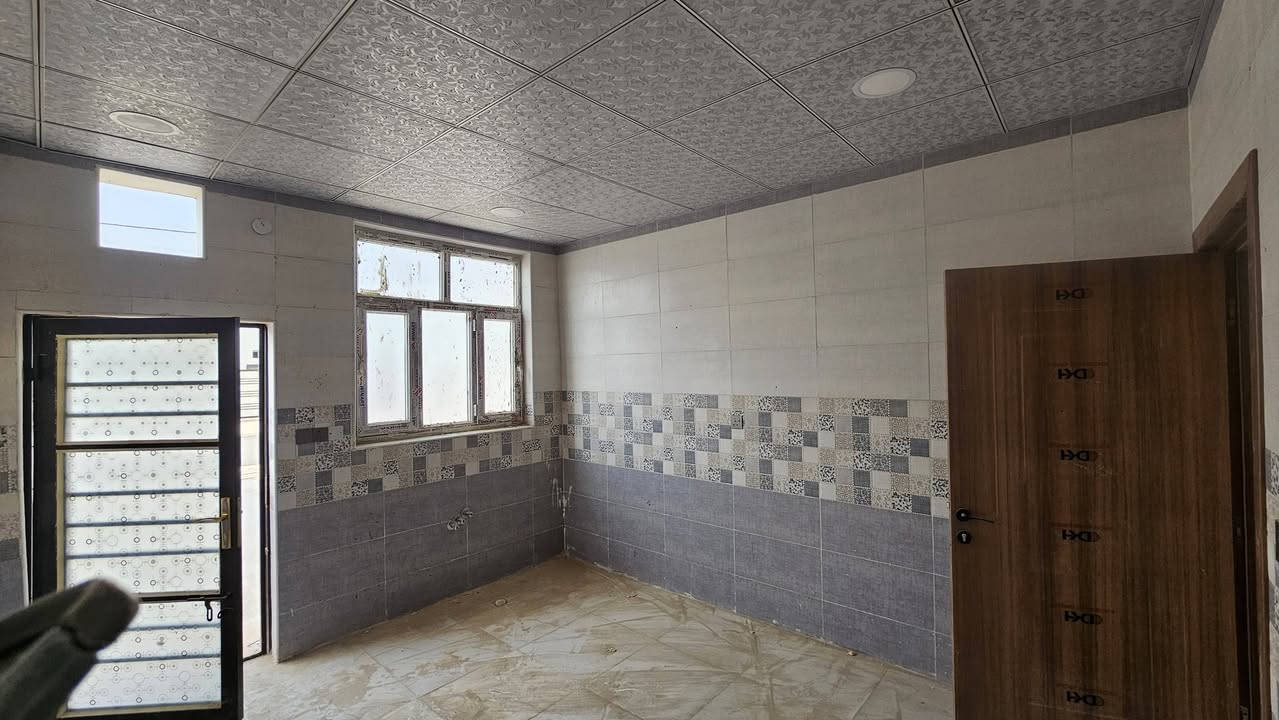 بيت في مجمع الكرار السكني للأيجار 
160 متر غرفتين وصاله ومطبخ واستقبال بيت استلام شركه 
الايجار 400 مقدمه شهرين 
بي اشتراك مولدة وكيبل ضوئي وماء وكهرباء 
وتساب *********** 
علي السعيدي
