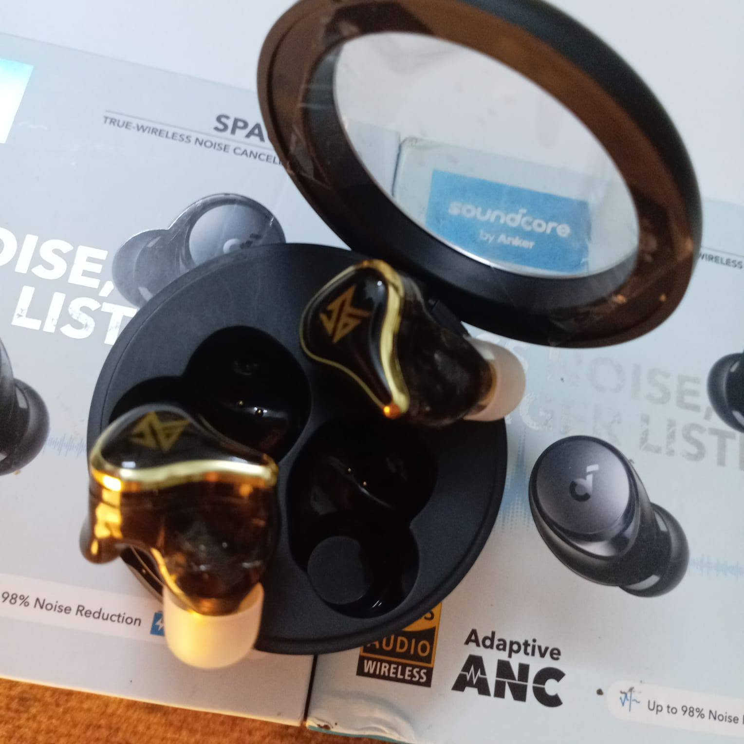 السلام عليكم 3 قطع ايربودز
انكر قطعتين    Soundcore Space A40
و KZ SK10 Pro قطعة  
يشتغلن تك واحد 
الي يفيدنة ينطيني سعر وبالعافية  نضيفات جداً


**إذا كنت صاحب هذا الإعلان وتريد حذفه لأي سبب، رجاءا أرسل رسالة إلى الدعم الفني**