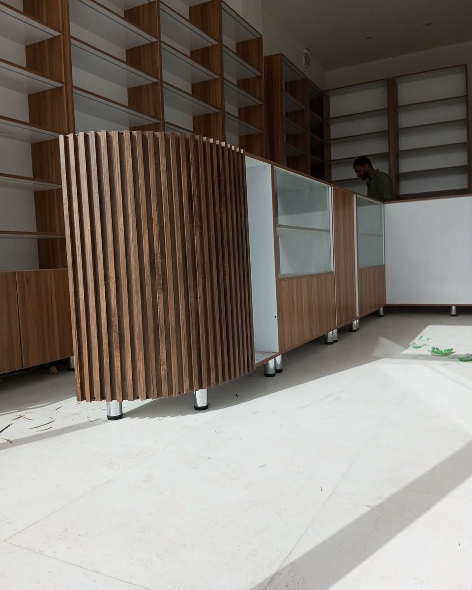 #خليك_دائما_مع_ديكورات_ابو ايمن
#فاترينة_مع_الاعلان والبيبان 
#فاترينة_مع_الابواب_
#فاترينة رفوف فقط 
#جميع_الوان_جميع_قياسات_حسب🥳 قياساتك الخاصة
#العرض_لفترة_محدودة_سارع_في_حجز🥳
الاسعار قياس 220*90*20 سعر القطعه 80 الف قياس 220*30*90 سعر القطعه 100 الف 
الخشب تركي وعالفحص وبي ضمان استرجاع اذا طلع مو تركي 
متوفرة جميع الالوان و تفاصيل
و حسب قياساتك الخاصة نعمل
……………………………………………
🚕العنوان _النجف الاشرف _حي العسكري _شارع الاطفائية_ مجاور البارون للواجهيات
🔶عارضات فاترينات 
🔶ديكورات صيدليات
🔶ديكورات كوزمتك
🔶ديكورات موبايلات 
🔶ديكورات اكسسوارات
🔶ديكورات مطاعم 
🔶ديكورات محلات ملابس
للاتصال علئ الرقم. (*********** )
للمراسلة علئ الوتساب( *********** )
