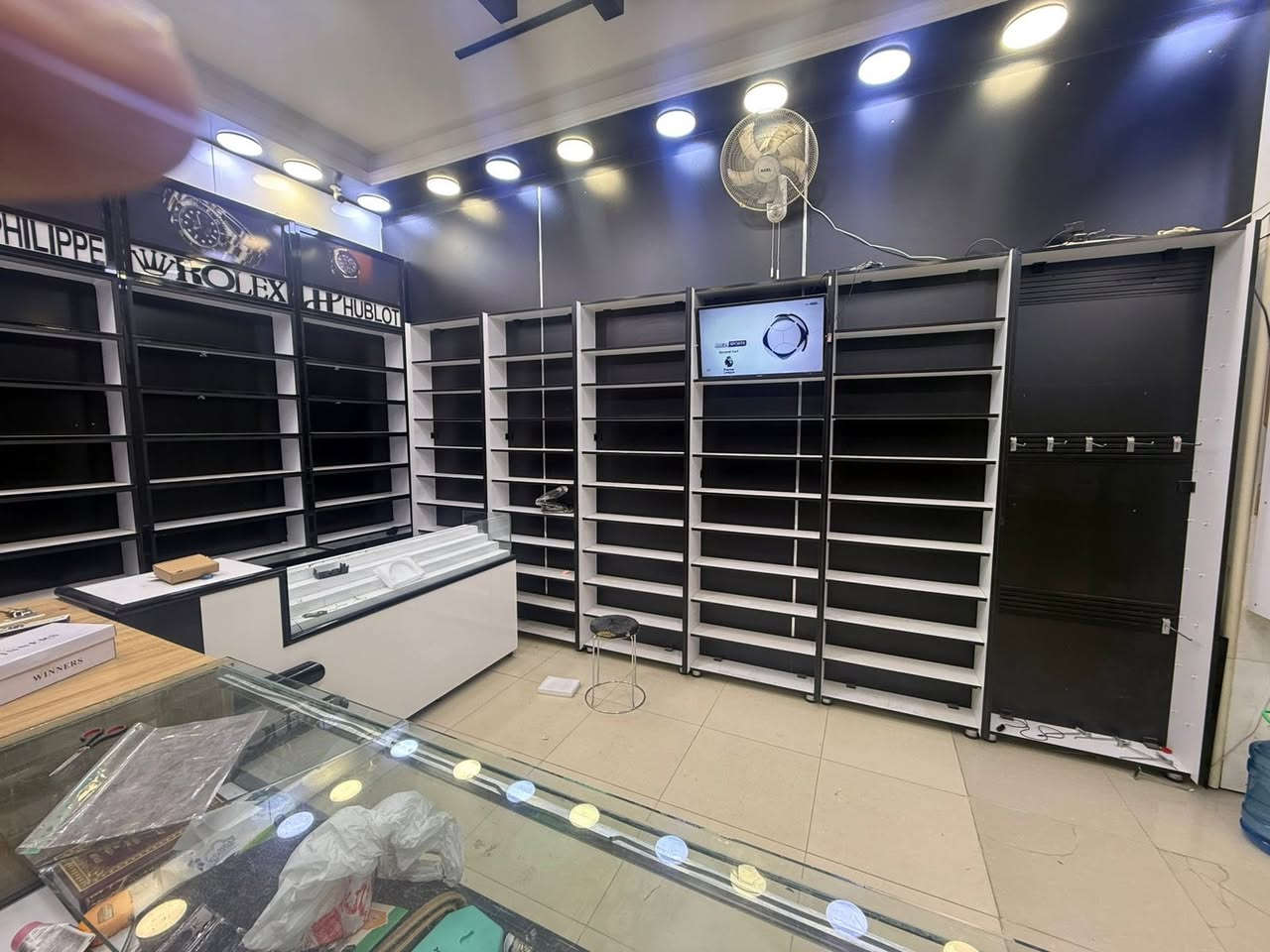 السلام عليكم
ديكور للبيع مع الميوزه استخدام قليل 
مكلف بالنشر
الاتصال على الرقم ***********
