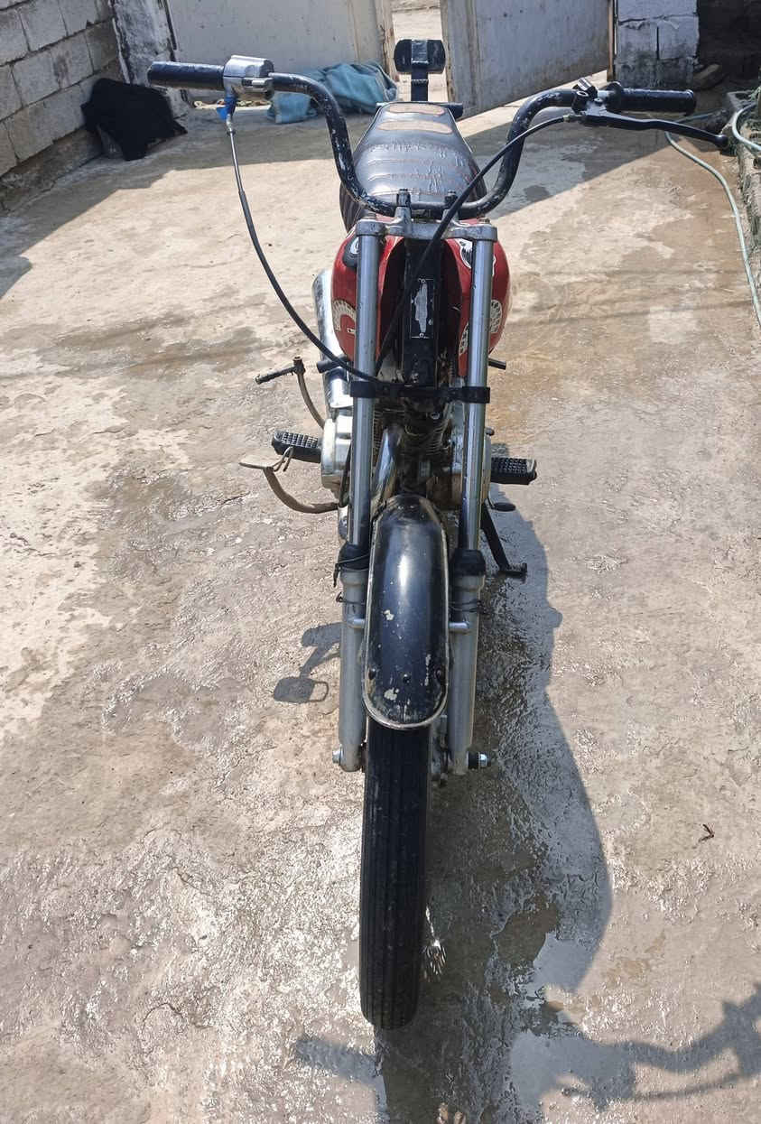 سلام عليكم دراجة ارشة نضيفة مابيهة اوراق مكفولة من السرقة مكاني ديالى سايلو يم جامعت ديالى سعر 300 وبيهة مجال قليل حك الجية هاذ رقم ***********
