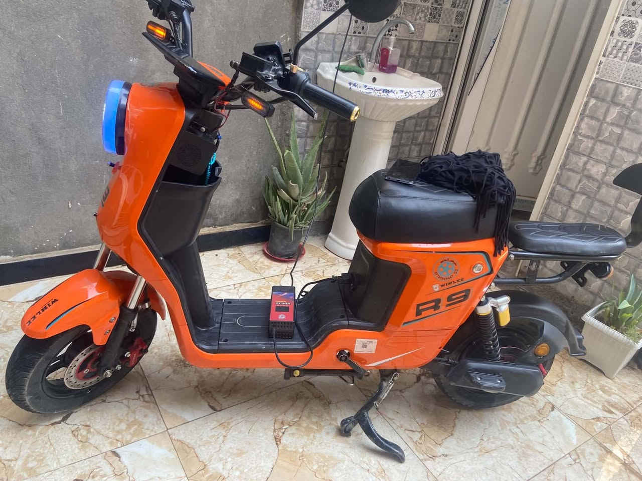 دجاجه شحن جديد r9 نضيفه كلش بل جيس سعرها 375 وبيها مجال ***********
