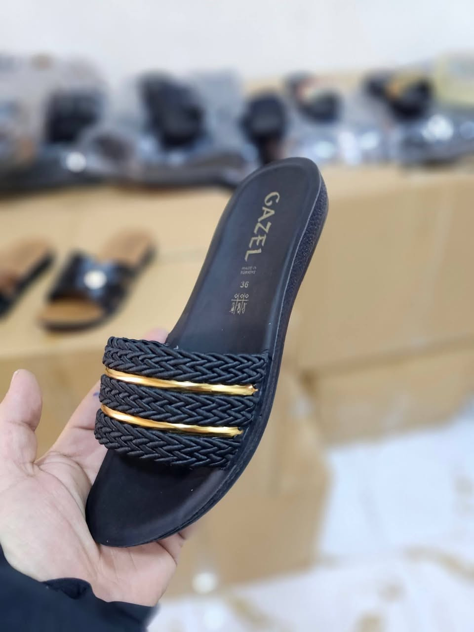 السعر🔥شحاطع سفيفه نسائي قياس 37/41 سعر الدرزن 14//شحاطه سفيفه طفله قياس 24/29 سعر الدرزن 11 رقمي ***********
