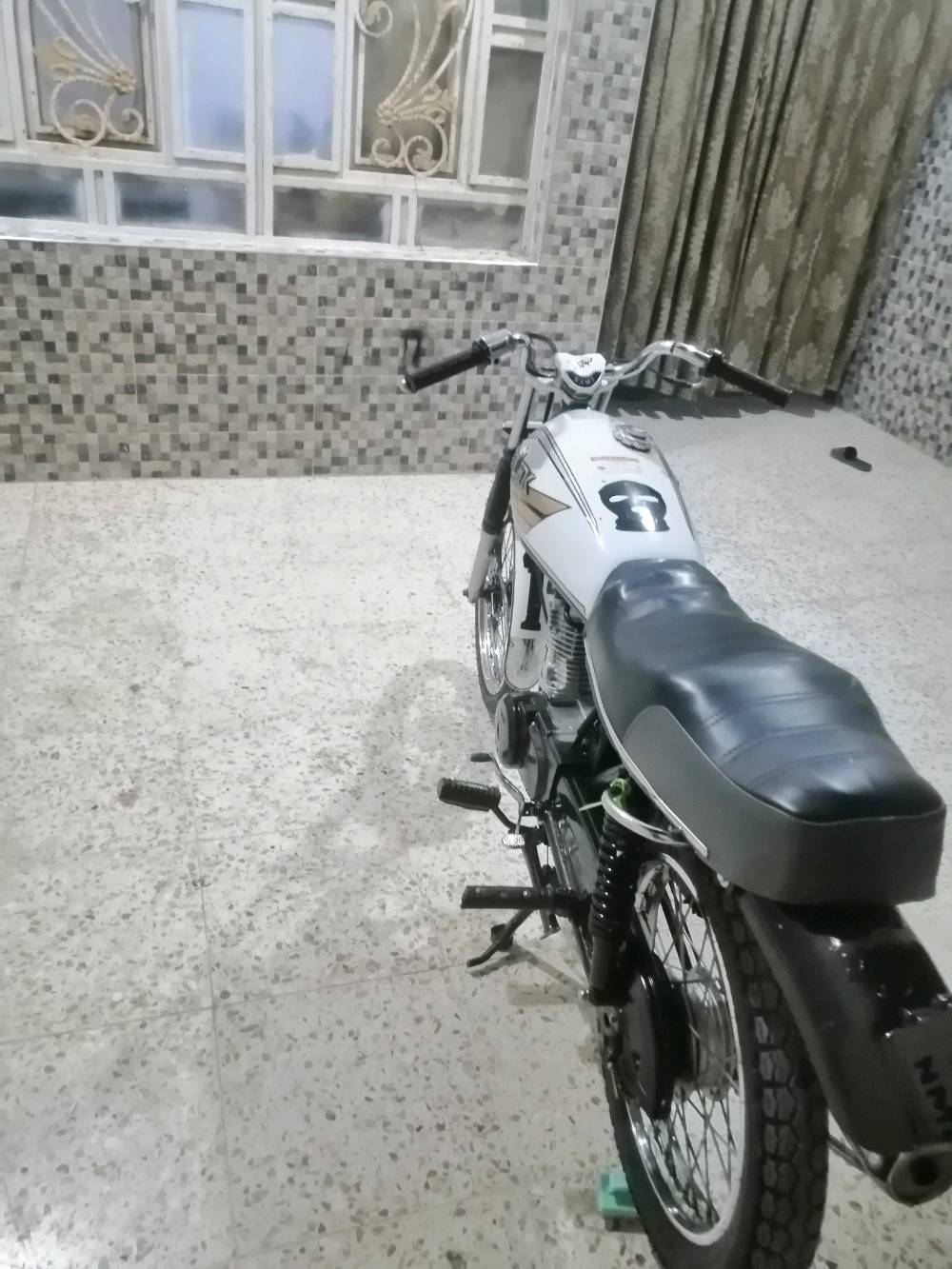 دراجة نارية من نوع دايون، تصميم كلاسيكي وأنيق باللون الأبيض. الدراجة في حالة جيدة ومناسبة للاستخدام داخل المدينة أو المسافات القصيرة. مناسبة لعشاق الدراجات الكلاسيكية وتوفر قيادة مريحة.