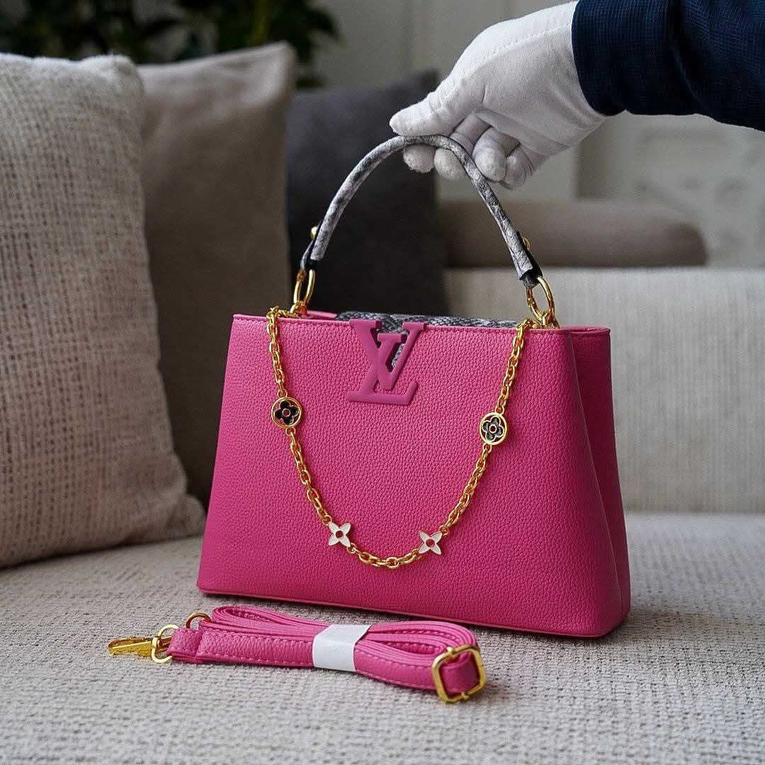 حقيبة Louis Vuitton الفاخرة – عنوان الفخامة والجاذبية.

بتصميم أنيق من الجلد الطبيعي بنقشة جلد التمساح الفاخرة، تجمع هذه الحقيبة بين الرقي والقوة. مزينة بشعار LV المعدني الأيقوني ولمسات ذهبية تضيف لمسة ساحرة لكل إطلالة. مثالية للمرأة العصرية التي تبحث عن التميز في كل تفاصيلها.

قطعة فنية تعبّر عن ذوقك الرفيع وأناقتك اللافتة. هل ترغبين أن أجهز وصفاً قصيراً لوسائل التواصل أيضاً؟


**إذا كنت صاحب هذا الإعلان وتريد حذفه لأي سبب، رجاءا أرسل رسالة إلى الدعم الفني**