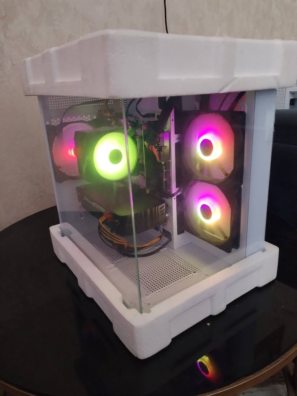 الكيس البيع السعر 400 قفل
الكارت RX 580  8GB
المعلج R5 3600
البورد  B450 pro   
البور سبلاي 650 واط الصلي 
هارد 500 كيكه
الرام  8 تردد 3200 
القطع كلهن جدد 
الكرتونه مال الكيس موجوده
وين تريد يعجبك تفحصه فحصه 
واساب
***********

