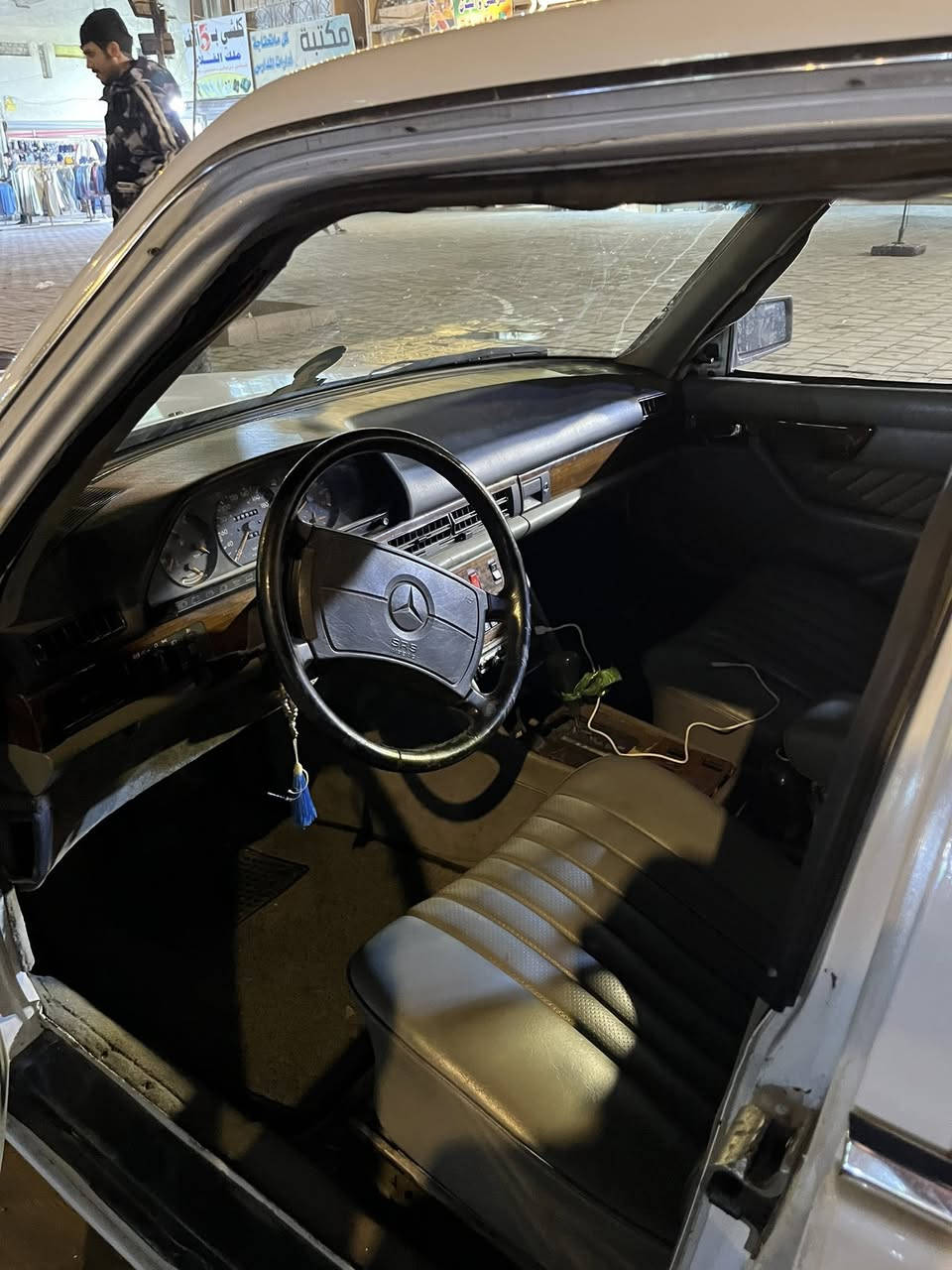 سلام عليكم شباب مارسيدس رئاسي للبيع سياره محور ففتي 2500سياره خير من الله غرفه جديده بيه تبريد شغال كشنات كهربائيه سياره يرايدله بسہ دعاميه وصبغ وبنيد سعر 70وبيه مجال رقم نجف *********** مكاني بغداد مدينه الصدر
