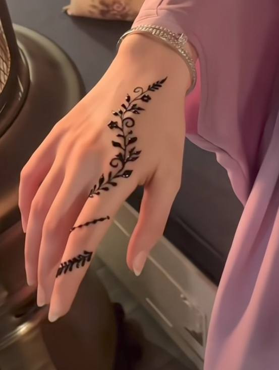 🌙 عروض العيد الكبرى من إيلين بيوتي 🌙
أهلاً بجميلتنا! بمناسبة قرب العيد، دللي نفسكِ واجعي إطلالتكِ ساحرة مع أقوى العروض والخدمات الاحترافية. لأنكِ تستحقين الأفضل، جمعنا لكِ باقات مميزة وبأسعار تنافسية:

✨ أولاً: عروض تركيب الرموش (إطلالة ساحرة وجذابة)

👁️ رموش طبيعية 3D: بسعر 25 ألف دينار فقط.

👁️ رموش طبيعية كثيفة 4D: بسعر 30 ألف دينار فقط.

👁️ رموش طبيعية (رسمة عيون القطة): بسعر 25 ألف دينار فقط.

👁️ رموش طرفية ناعمة: بسعر 15 ألف دينار فقط.

💅 ثانياً: عروض الأظافر (أناقة متكاملة ليديكِ)

✨ جل اكستنيشن + جلش + ديزاين: بسعر 25 ألف دينار.

✨ أكرليك باودر + جلش + ديزاين: بسعر 20 ألف دينار.

✨ طبقة حماية + جلش + ديزاين: بسعر 15 ألف دينار.

✨ إدامة أكرليك: بسعر 15 ألف دينار.

✨ جلش فقط: بسعر 10 آلف دينار.

✨ إزالة: بسعر 10 آلاف دينار.

إكرلك مع رموش طرفيه بسعر35الف دينار

📞 للحجز والاستفسار:

المقاعد محدودة جداً لقرب أيام العيد، سارعي بحجز موعدكِ الآن:

📥 مراسلة الصفحة مباشرة

📱 أو الاتصال على الرقم: ***********

أيامكِ أحلى مع إيلين بيوتي 💐 وكل عام وأنتِ بألف خير!
