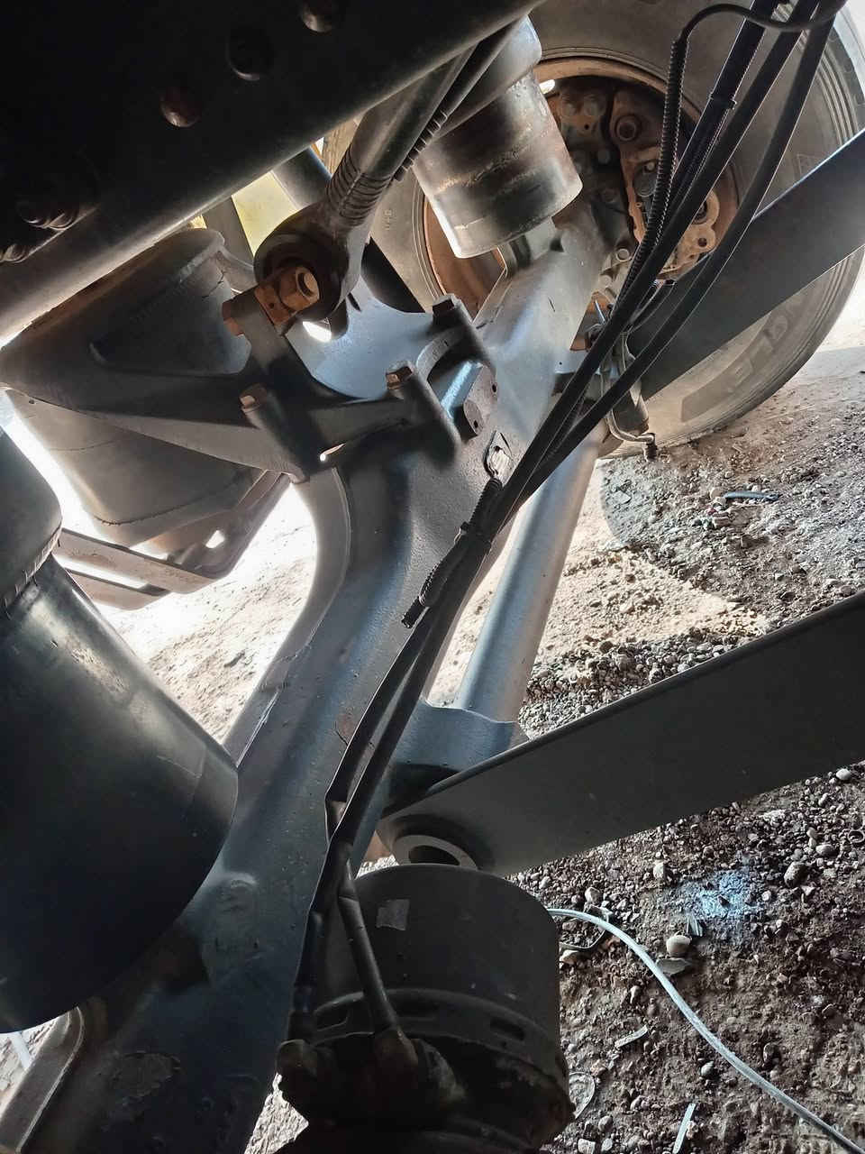 سلام عليكم ورحمة الله وبركاته موجود تك تاير مال 2009 مراوس في دبل تاير ***********
