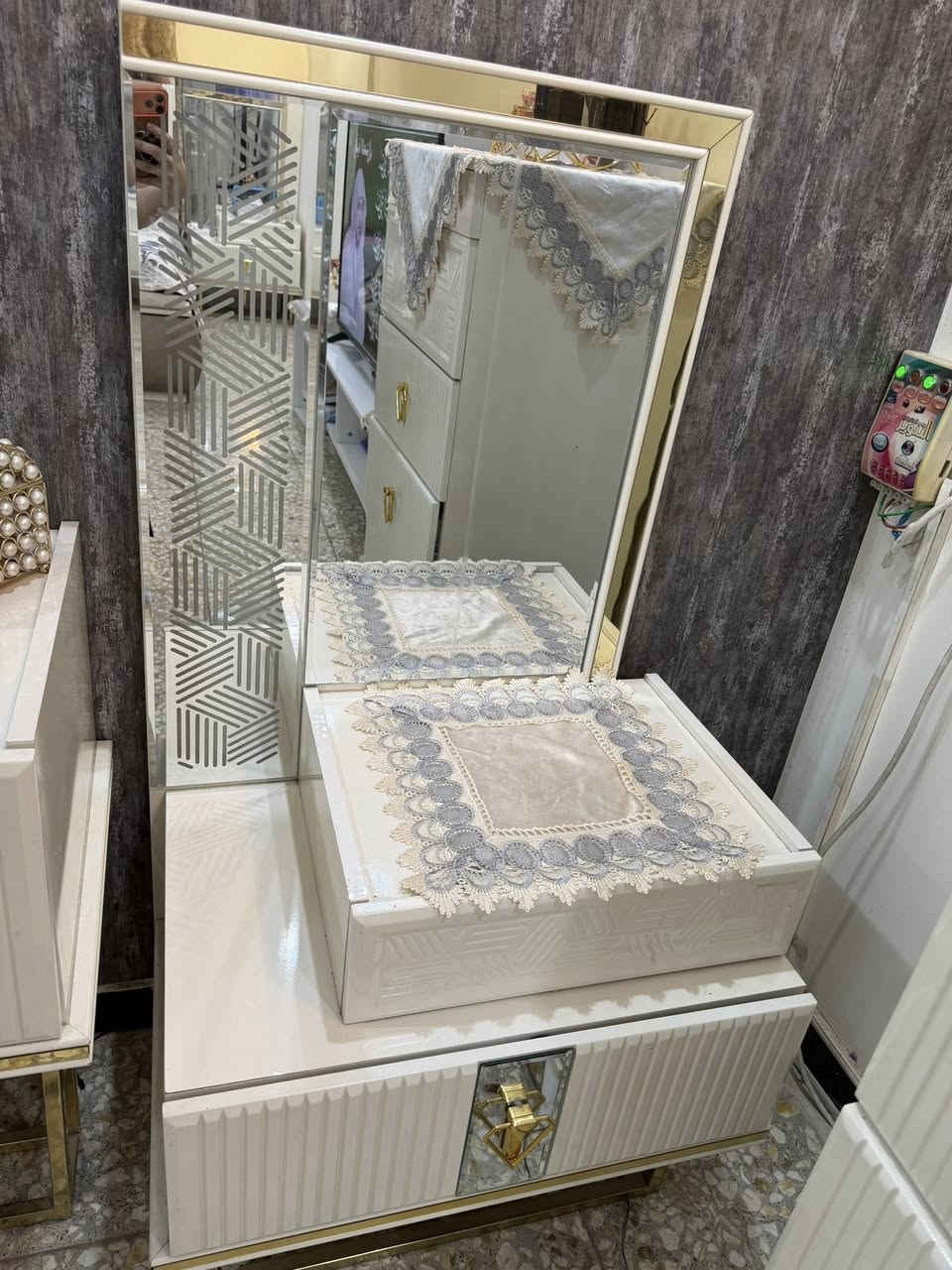 السلام عليكم
عندي هاي غرفه  7 قطع مابيها ضرر الكنتور واسع كلش
اخذتها قبل سنتين ب20 ورقه اريدها مليون و150 وبيها مجال


**إذا كنت صاحب هذا الإعلان وتريد حذفه لأي سبب، رجاءا أرسل رسالة إلى الدعم الفني**