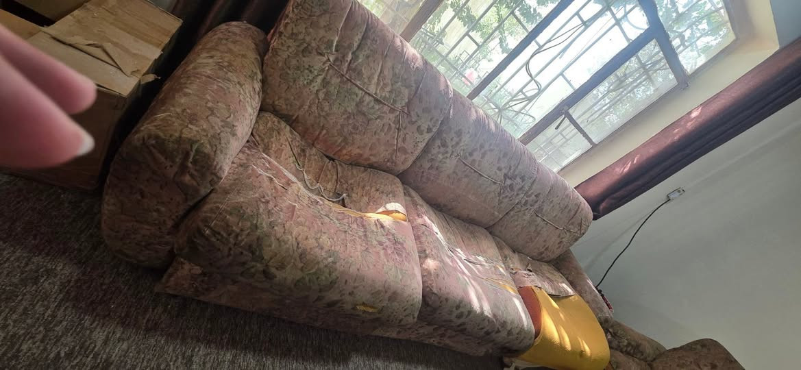 اربع كراسي وقنفتين ام ٣ كبار بس يحتاج دوشمه  تخم ايطالي لان هيكله مابيه شي الخشب وكلش راقي من يتدوشم
قيم بمايرضي الله واخذوه ووياه بوفيه هم 
حي الامام


**إذا كنت صاحب هذا الإعلان وتريد حذفه لأي سبب، رجاءا أرسل رسالة إلى الدعم الفني**