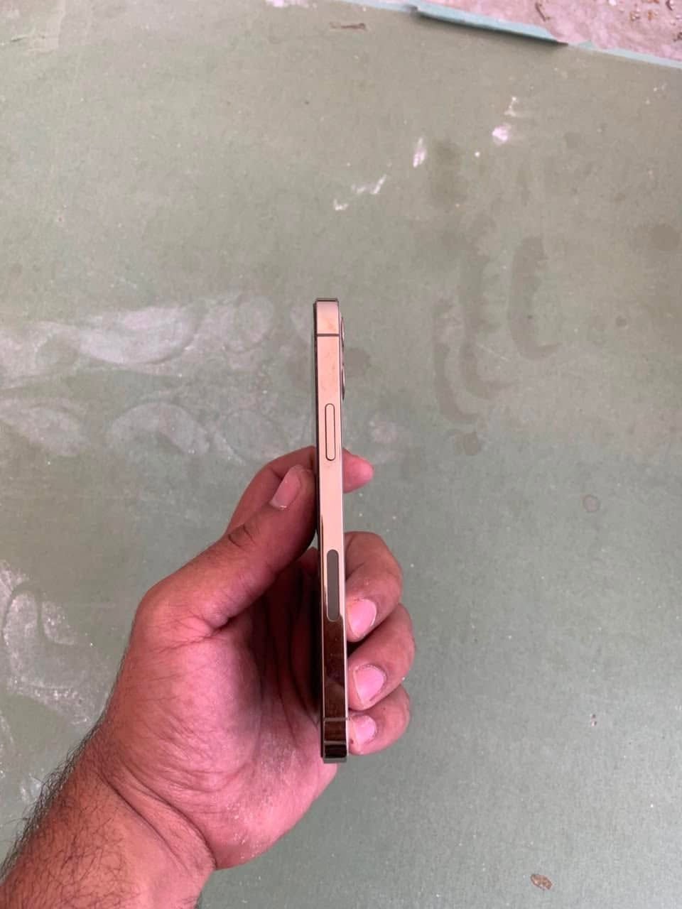 ايفون 12 pro 
ذاكره ٢٥٦ 
بطاريه مبدله نسبتها حاليا ٨٤ 
بي فطر كلش بسيط بالضهر مينذكر اصلا 
سعر ٣٧٥ 
***********
مكاني بغداد حي العامل
