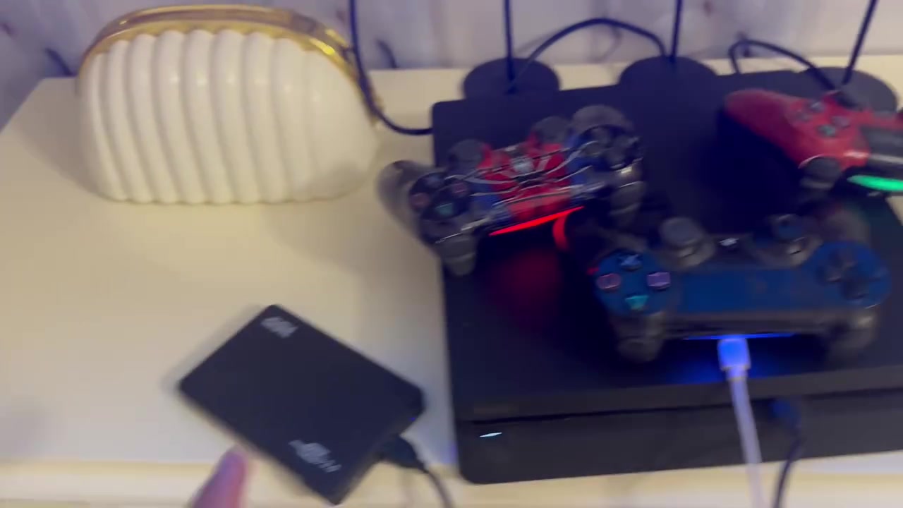 بلي ستيشن فور 4  مهكر  نضيف كلش  وبي 3 يدات  كامل ملحقاته للبيع ب300 وبي مجال حك جيه عنون نجف حيدريه خان النص تواصل رقمي واتساب ونتصال ***********

